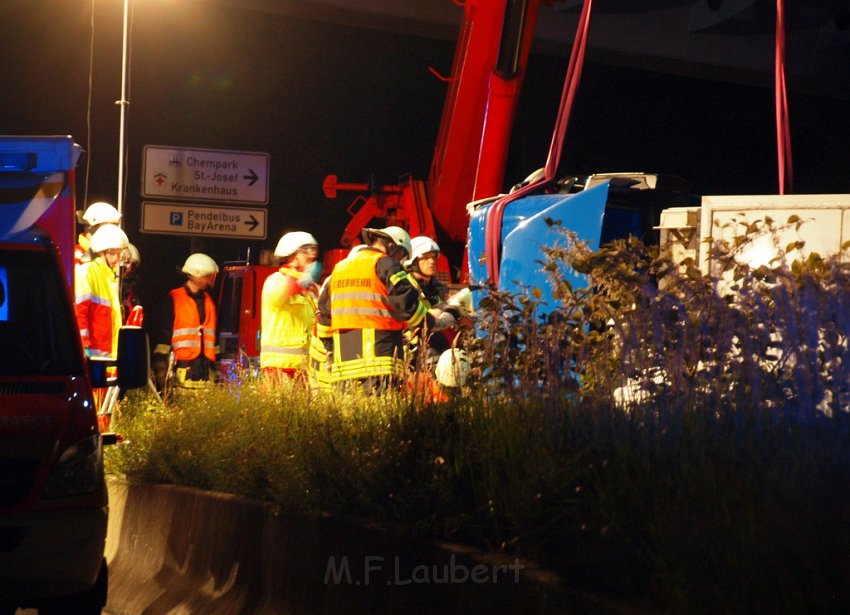 Einsatz BF Koeln PEINGEKLEMMT in Leverkusen P046.JPG